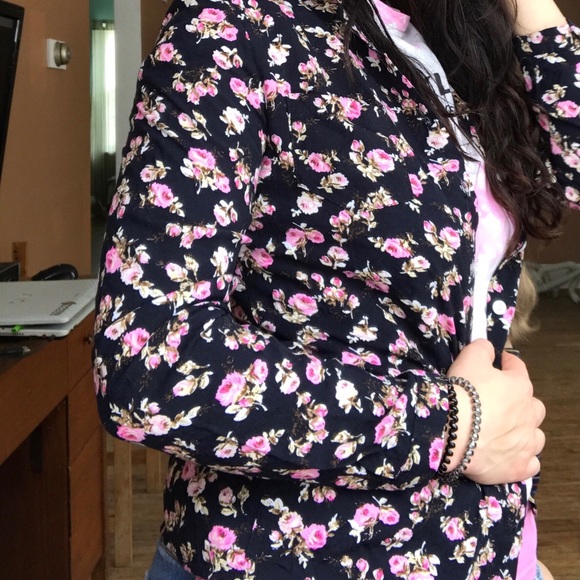 CUTE Floral button down 🌸 - Picture 4 of 6